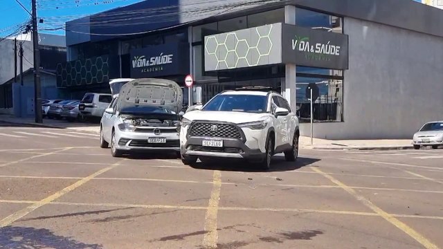 Colisão deixa trânsito parcialmente interditado no Centro de Cascavel