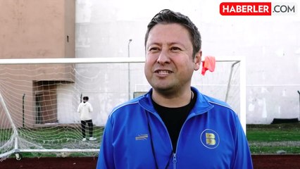Öğretmen baba, kızı için futbol takımı kurdu