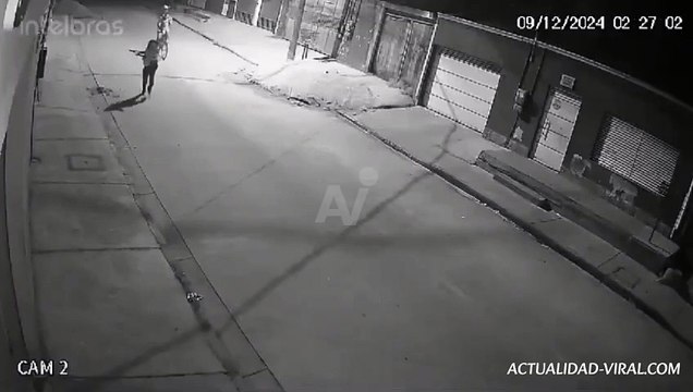 VIDEO: ¡Con patada voladora! Un menor le robó el bolso a una mujer en plena calle