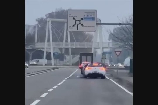 Rapinato e trascinato da auto a Parma, due denunciati