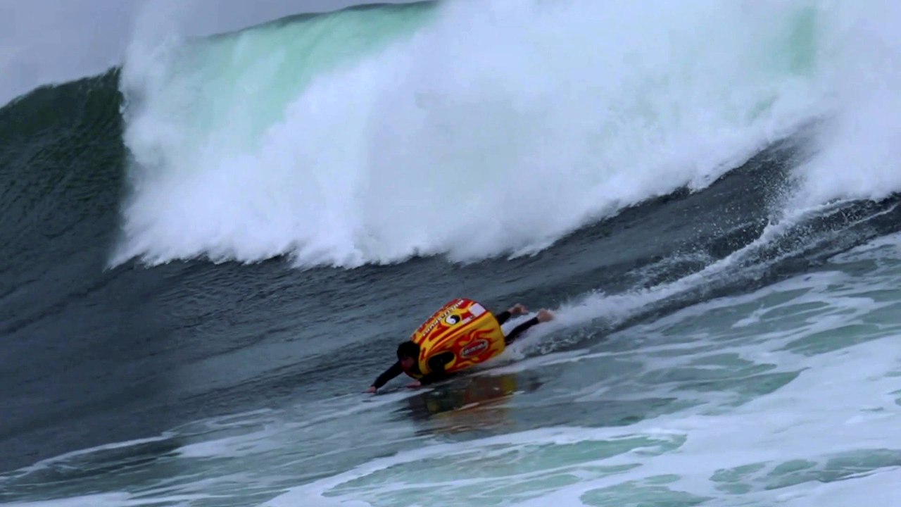 Mann geht surfen - in einem riesigen aufblasbaren Sumo-Anzug