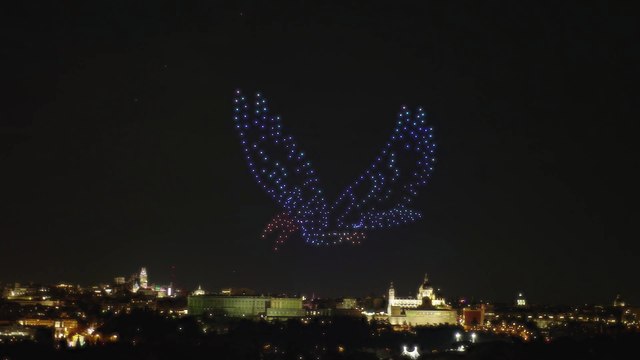 Un espectáculo de drones recrea a los personajes de ‘Mufasa: El Rey León’ en el cielo de Madrid