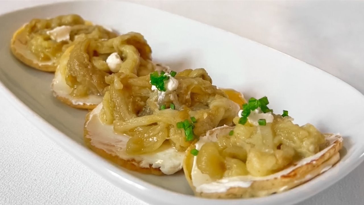 Canapé de berenjena y queso crema, un aperitivo fácil y delicioso