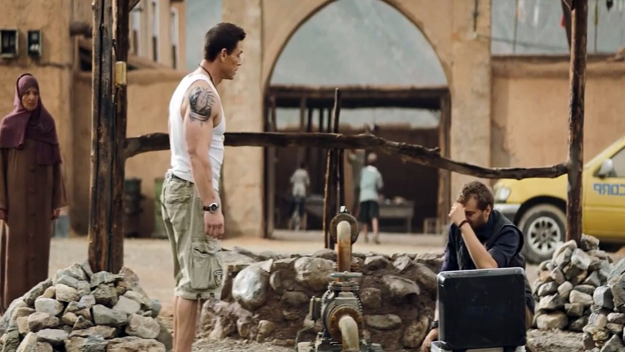 اتنين من القوات الخاصة لازم ينقلوا المدنيين من طريق الموت للمنطقة الخضرا في بغداد بأمان ملخص فيلم