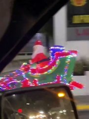 La peta navideña si existe y lleva un trineo en el techo