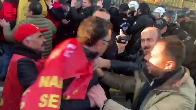 Kent meydanına yürümek isteyen işçilere polis sert müdahalede bulundu
