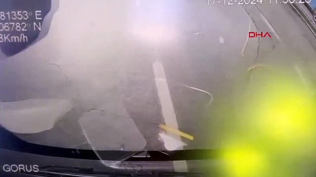 İstanbul- Başakşehir'de İETT otobüsünün çarptığı anlar araç kamerasında / Araç kamerası görüntüsü eklendi