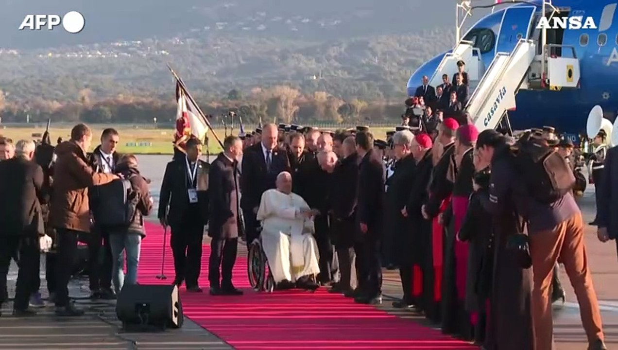 Papa Francesco in Corsica, la cerimonia di benvenuto ad Ajaccio
