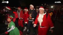 Londra, centinaia di Babbi Natale all'annuale Santa Skate