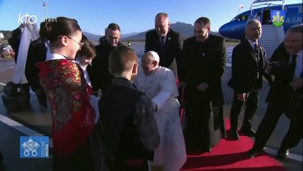 Accueil officiel du pape François à l'aéroport d'Ajaccio (France)