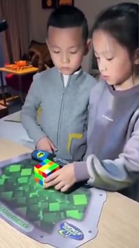 Joli travail d'équipe pour terminer un rubik's cube