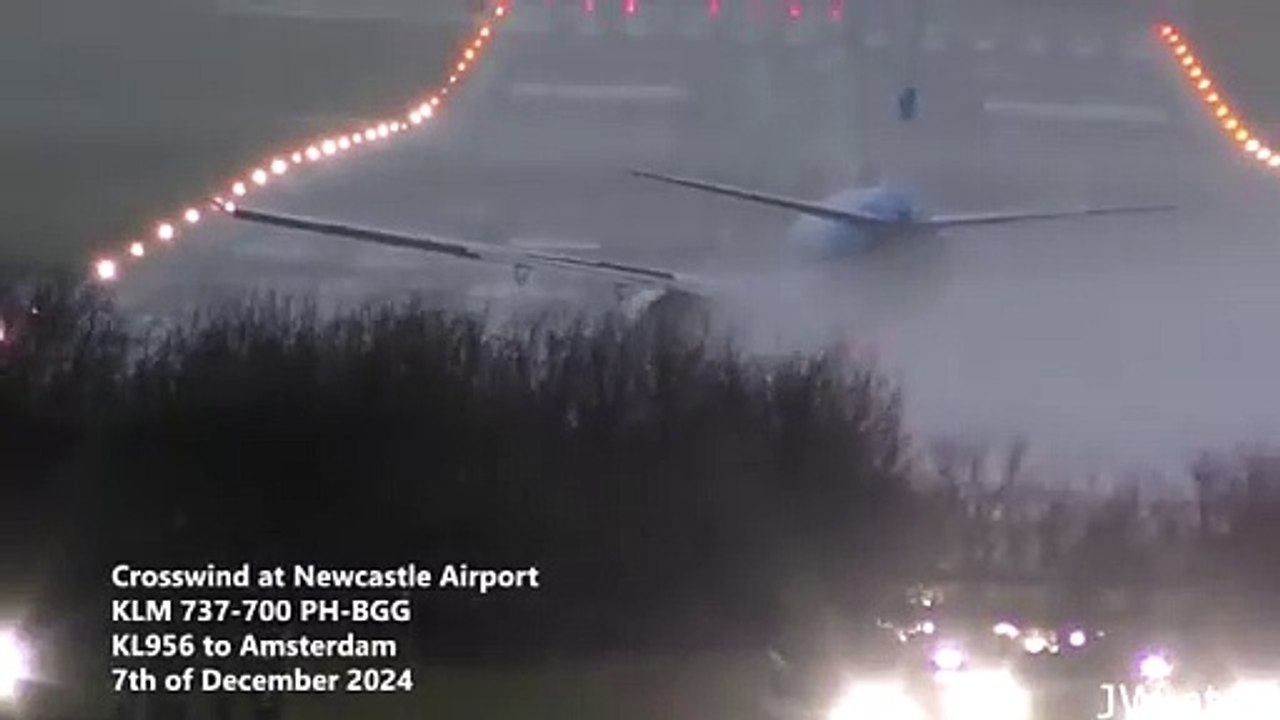 Décollage d'un avion Boeing 737 pendant la tempête Darragh