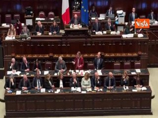 Schlein risponde con gesto della mano quando Meloni parla validità progetto immigrati in Albania