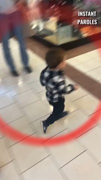 La joie de ce garçon en apercevant un homme déguisé en père Noël dans le centre commercial