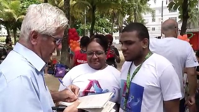 Deficientes se reúnem em diversas praias do Litoral Paulista para surfarem nas ondas da inclusão