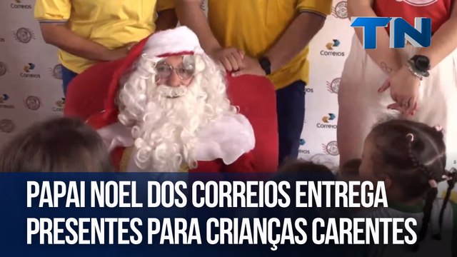 Papai Noel dos correios entrega presentes para crianças carentes