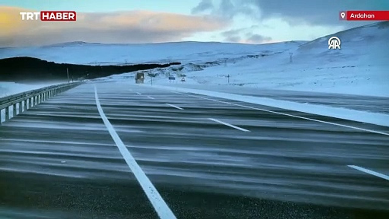 Ardahan'da yoğun tipi ulaşımı aksatıyor