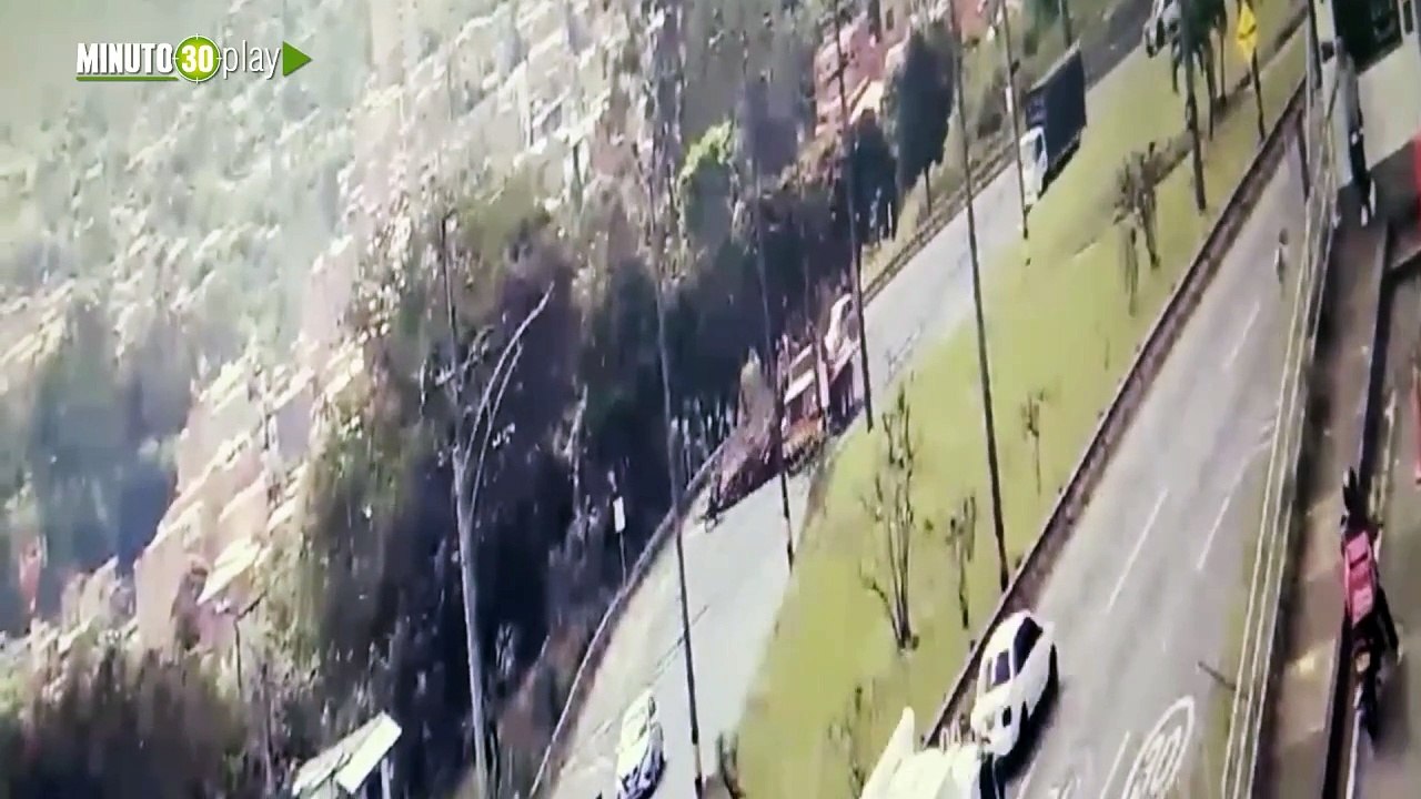 Motociclista casi fue aplastado por carga de madera perdida de un camión en la Autopista Norte