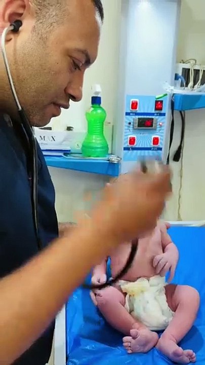 Look at this doctor #cutebaby #babyfirstbreath #foryoupage #trending #goviral