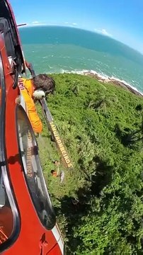 Bombeiros fazem resgate de helicóptero de homem que morreu em praia de Florianópolis