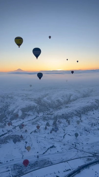 LES MONGOLFIÈRES de Gorëme sur fond de neige