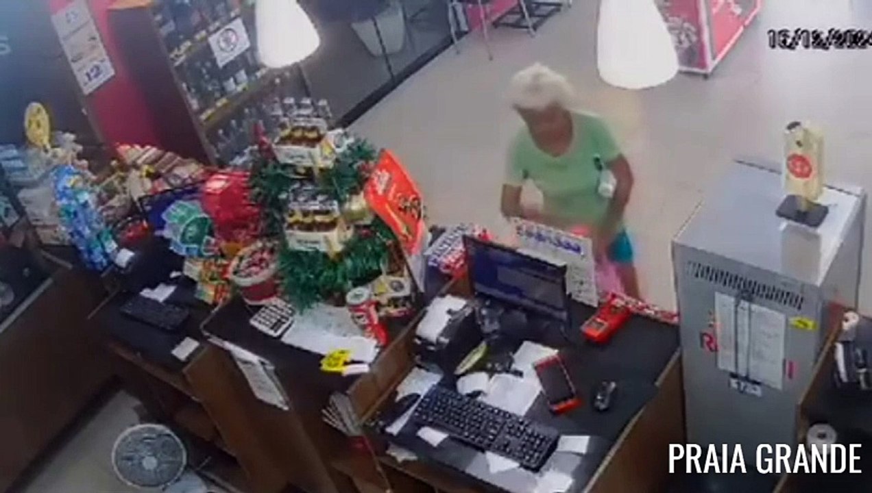 "Vovó Noel do crime": Idosa é flagrada roubando caixinhas de natal de funcionários em cidades da Baixada Santista; VÍDEOS
