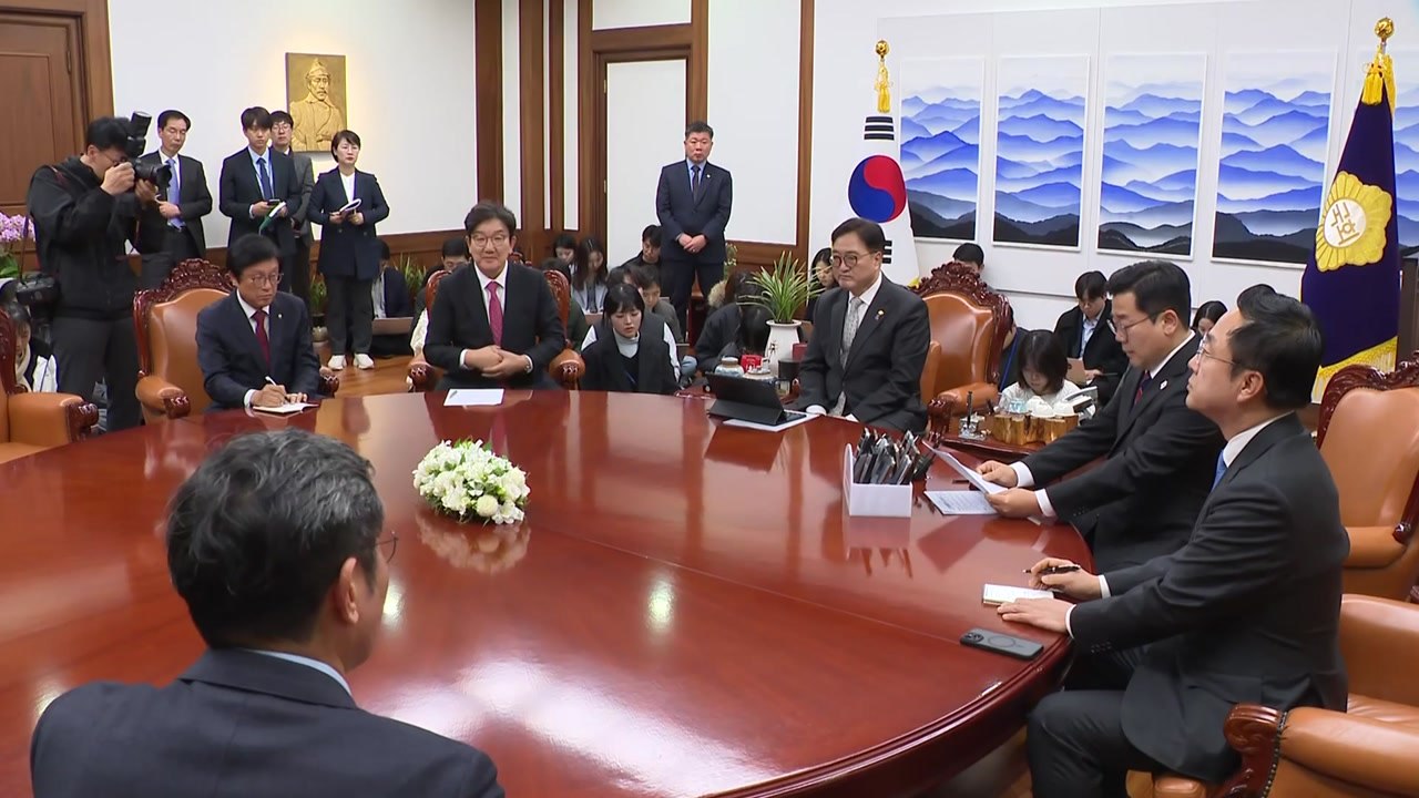 여야 원내대표 첫 회동..."내란 동조" vs "공세 일관" / YTN
