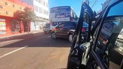 Ônibus colide contra porta de carro aberta na Avenida Carlos Gomes
