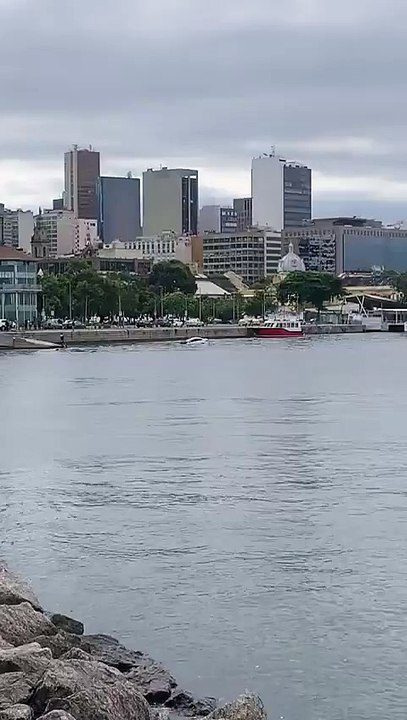 Carro é flagrado dentro da Baía de Guanabara, no Rio de Janeiro