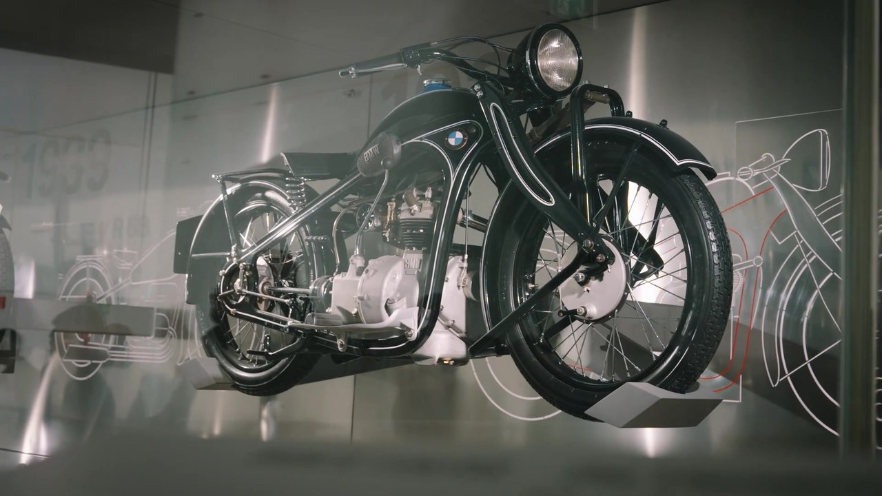 Jugendliche von DEIN MÜNCHEN besuchen BMW Museum und BMW Park