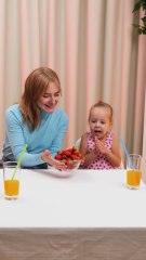 Easy strawberry eating 🍓 Smart hacks for trendy parents