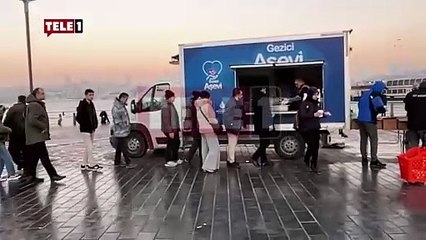 Vatandaş soğuk İstanbul sabahında gezici aşevinin önünde kuyruk oldu