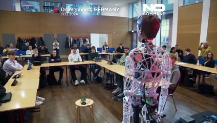 يقدم المعلومات الكثيرة ولكن لا عاطفة لديه.. مدرسة ألمانية تضع رجلا آليا محل المعلم من باب التجربة