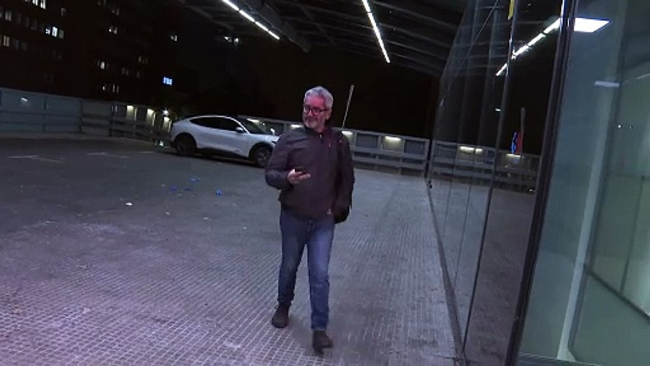 Manuel Martos y sus hermanos visitan a su padre, Raphael, a toda prisa, en el hospital