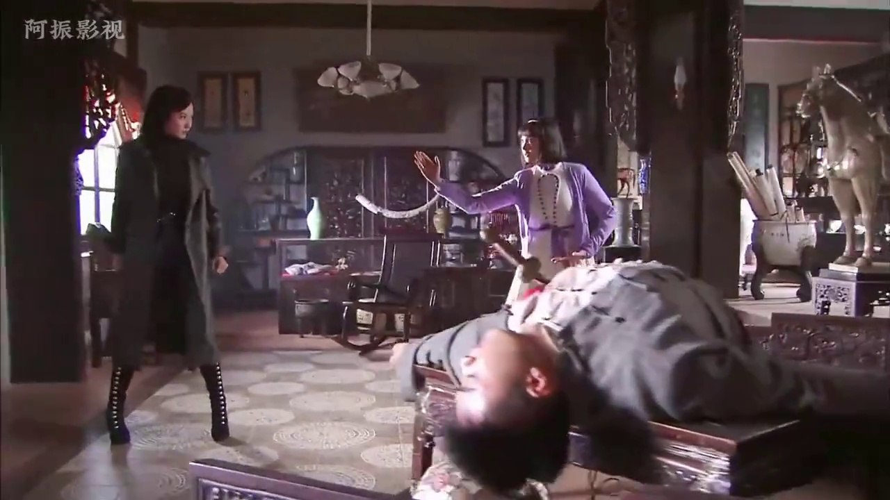 This is an anti-war spy film, featuring a beautiful spy who eliminates traitors and kills Japanese people.