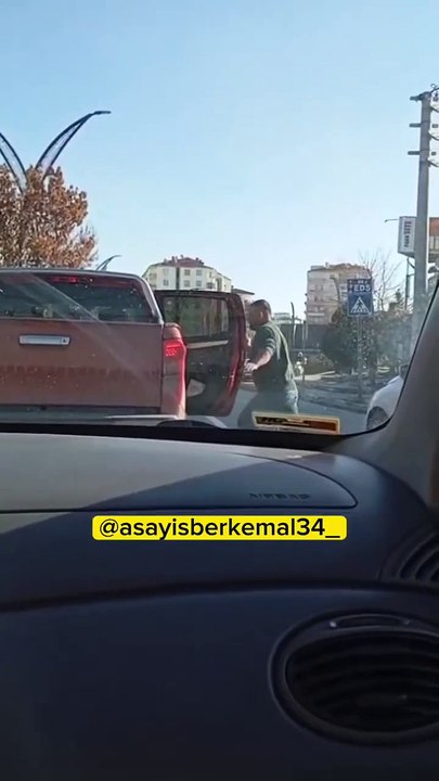 Trafiğin ortasında durup kadına saldırdı