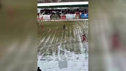 Buzlu zeminde oynanan maçta inanılmaz iddia!