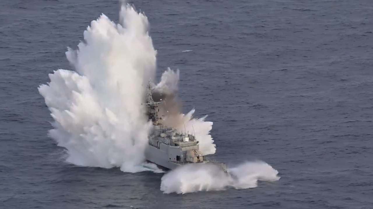 Un sous-marin français teste sa torpille lourde F21 sur un ancien patrouilleur