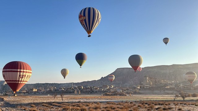 UNESCO Dünya Doğal ve Kültür mirası listesinde yer alan Kapadokya bölgesinde olumsuz hava muhalefeti nedeniyle bir haftadır yapılamayan sıcak hava balon turları bugün tekrar başladı. Sabahın erken saatlerinde merkeze bağlı Göreme beldesindeki balon kalkı