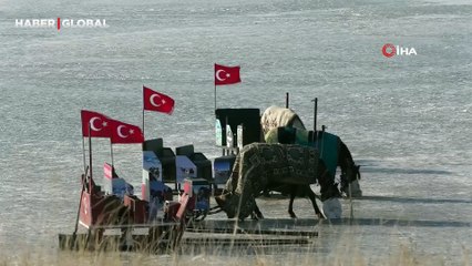 Buz tutan Kars Çıldır Gölü'ne vatandaşlardan yoğun ilgi