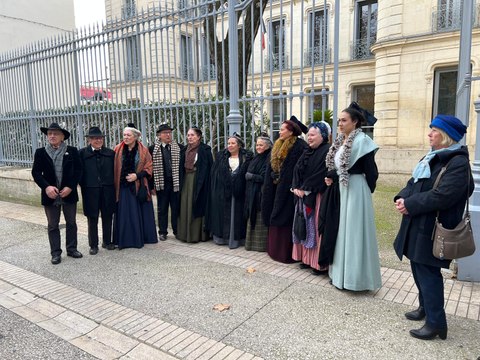 Une soixantaine de personnes rassemblés devant le tribunal administratif de Nîmes en soutien au maire de Beaucaire
