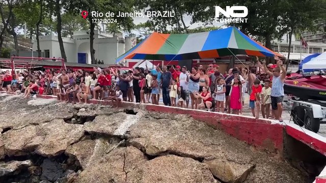 No Comment: Brasile, Babbo Natale va in moto d'acqua sulla spiaggia di Copacabana