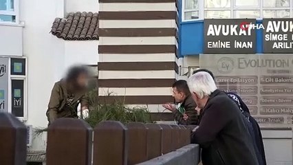 Vatandaşlar otobüs seferlerini bıraktı, üst geçide çıkan genç için seferber oldu