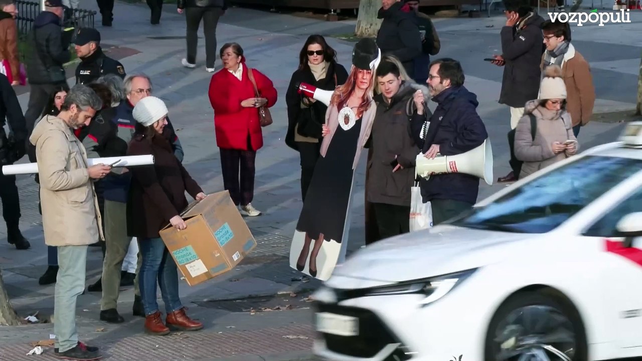Autobuses y camiones Hazte Oír llegan a Plaza Castilla por la comparecencia de Begoña Gómez