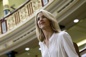 Álvarez de Toledo vuelve a arrollar a Bolaños, el "ministro gutural" del "ultra, ultra, facha, facha"