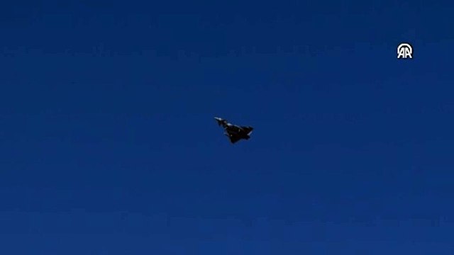 Eurofighter Typhoon savaş uçağı Mürted Hava Üssü'ne indi