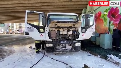 İzmit Belediyesi'ne Ait Çöp Kamyonunda Yangın Çıktı