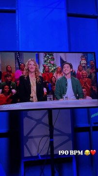 Thomas Marty avec Sandrine Kiberlain sur le plateau de Quotidien sur TMC le 17 décembre 2024.