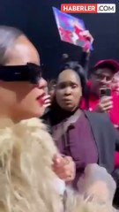 Rihanna konserde göğsünü açıp Mariah Carey'e imzalattı
