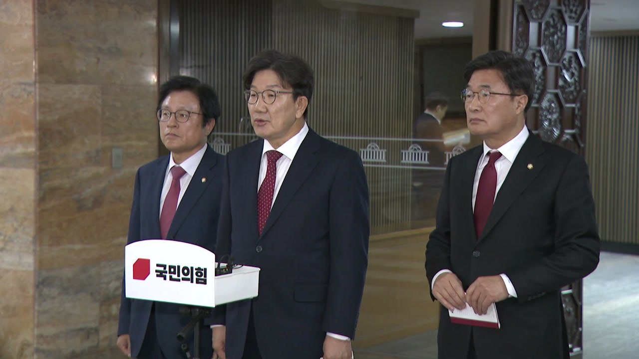 권성동, MBC 기자 질문 무시..."다른 언론사 하라" / YTN